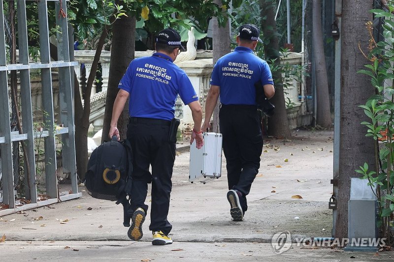 캄보디아 피살 대학생 부검 준비로 분주한 현지 경찰들 (출처=연합뉴스)