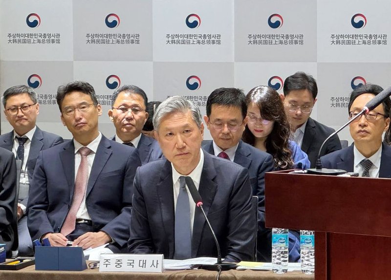 노재헌 주중대사가 20일 중국 상하이총영사관에서 열린 국회 외교통일위원회 국정감사에 출석해 있다. 노 주중대사는 국민의힘 김기웅 의원 질의에 "남북은 통일을 지향하는 특수관계"라면서 "북측의 '적대적 두 국가론'에 동요될 필요는 없다"고 말했다. 연합뉴스