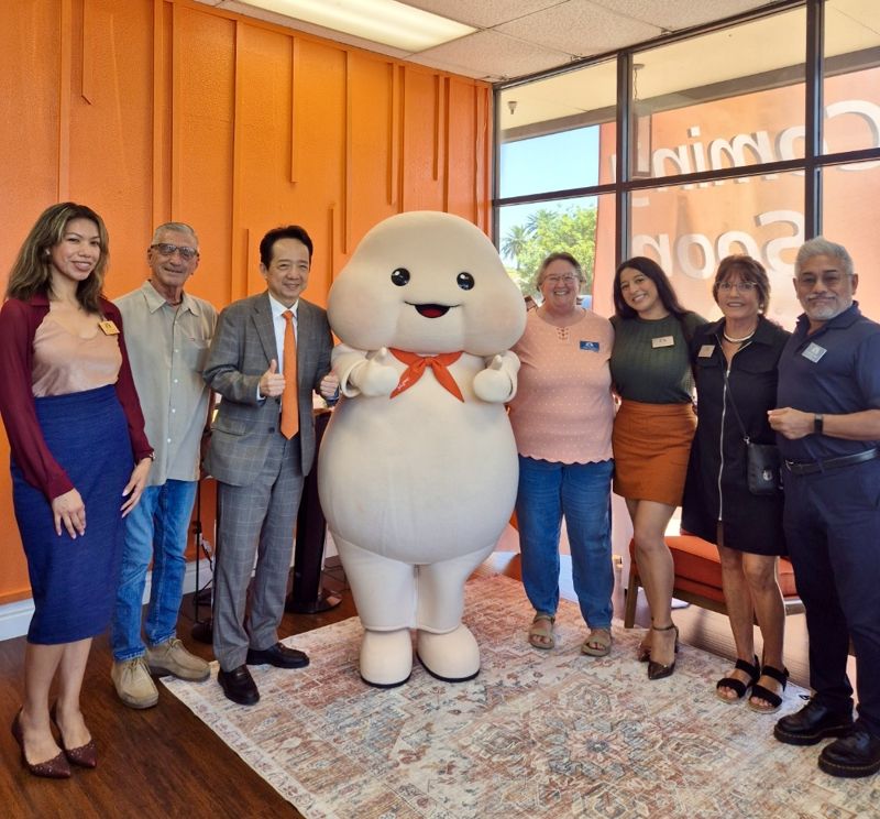 365mc 김남철 대표(왼쪽 세번째)와 365mc 미국 LA점 관계자, LA지역 대표인사들이 지난달 24일 LA점 본원에서 지점 개원을 기념해 사진을 촬영하고 있다. 365mc 제공