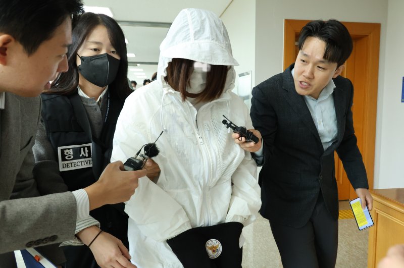 20일 오후 충남경찰청에서 사기 혐의로 수사받는 캄보디아 송환 피의자들이 충남 홍성 대전지법 홍성지원에 구속 전 피의자심문(영장실질심사)을 받기 위해 출석하고 있다. 연합뉴스