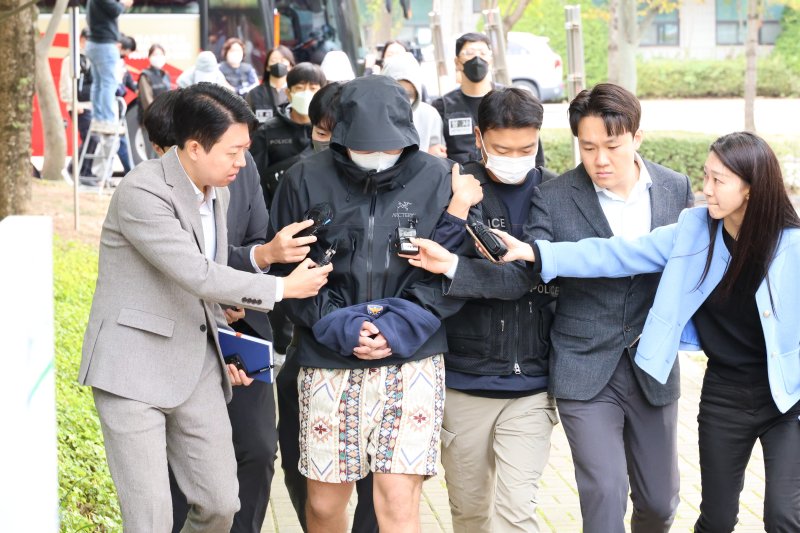 20일 오후 충남경찰청에서 사기 혐의로 수사받는 캄보디아 송환 피의자들이 충남 홍성 대전지법 홍성지원에 구속 전 피의자심문(영장실질심사)을 받기 위해 출석하고 있다. 연합뉴스