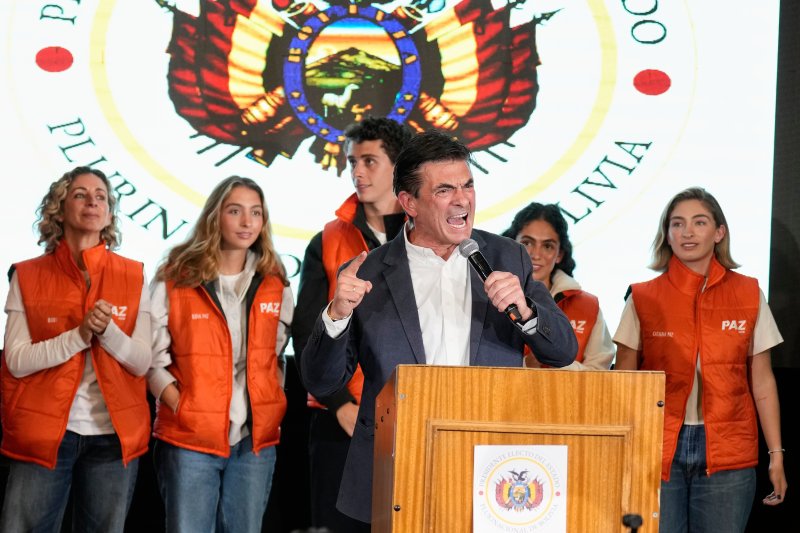 볼리비아 기독민주당 로드리고 파스 후보가 19일 대선 결선 투표 도중 앞서는 것으로 나오자 라파즈에서 지지자들에게 승리를 다짐하며 연설하고 있다.AP뉴시스