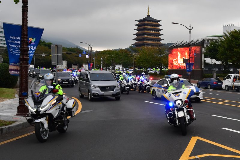 APEC 2025 정상회의를 10일 앞둔 지난 20일 오전 정상회의장인 경북 경주시 화백컨벤션센에서 각국 정상들의 경호 이동 훈련을 하고 있다. 뉴스1