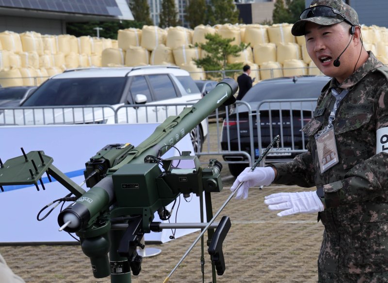 지난달 20일 경기도 고양시 킨텍스에서 열린 서울 국제 항공우주 및 방위산업 전시회(ADEX) 개막식에서 군 관계자가 신궁을 소개하고 있다. 연합뉴스