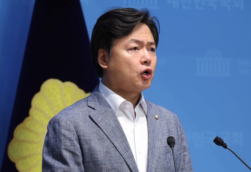 [서울=뉴시스] 조성봉 기자= 김현정 더불어민주당 원내대변인이 7일 오전 서울 여의도 국회 소통관에서 관봉권 띠지 분실 의혹 관련 브리핑을 하고 있다. 2025.09.07. suncho21@newsis.com