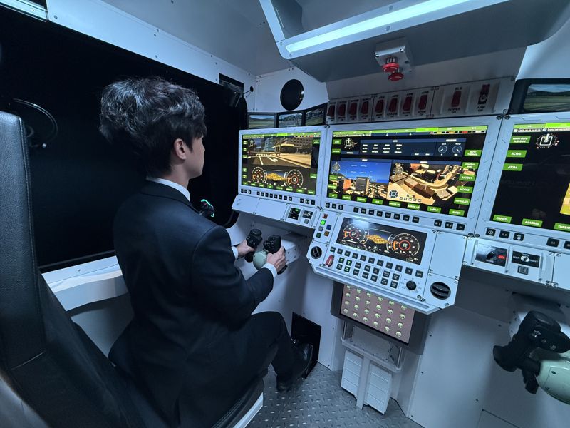 한화에어로스페이스 직원이 20일 경기 고양시 킨텍스에서 열린 ADEX2025에서 GVA 시뮬레이터를 이용하고 있다. 사진=강구귀 기자