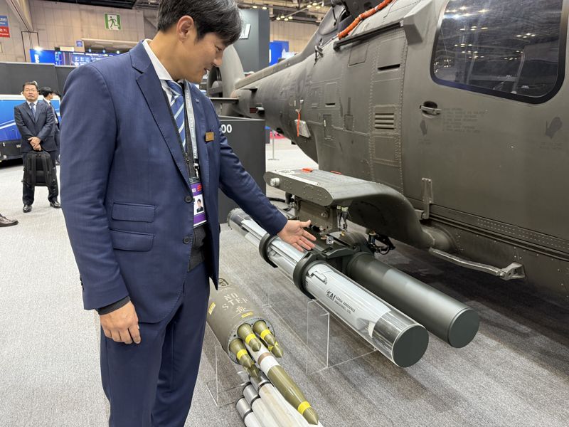 KAI 직원이 20일 경기 고양시 킨텍스에서 열린 ADEX2025에서 ALE(종합발사무인기)를 설명하고 있다. 사진=강구귀 기자