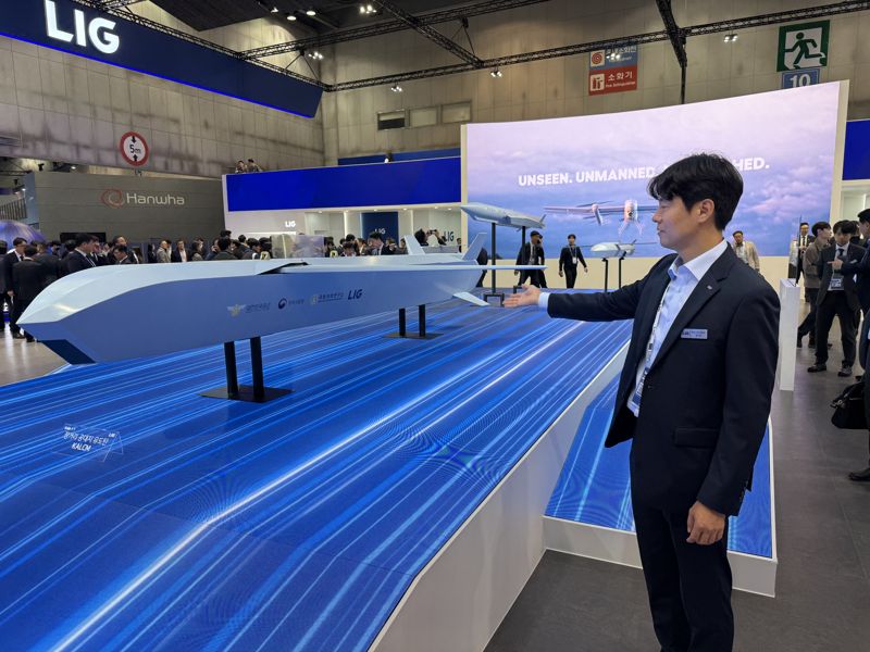 LIG넥스원 직원이 20일 경기 고양시 킨텍스에서 열린 ADEX2025에서 단거리공대공유도탄에 대해 설명하고 있다. 사진=강구귀 기자