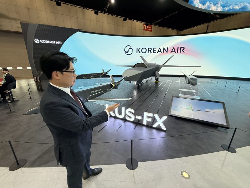 대한항공 직원이 20일 경기 고양시 킨텍스에서 열린 ADEX2025에서 저피탐 무인편대기에 대해 설명하고 있다. 사진=강구귀 기자