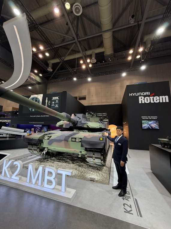 현대로템 직원이 20일 경기 고양시 킨텍스에서 열린 ADEX2025에서 K2 PL전차에 대해 설명하고 있다. 사진=강구귀 기자