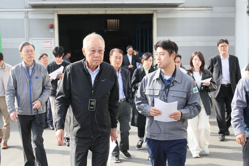 류진 한국경제인협회 회장(앞줄 첫번째)이 20일 한경협 경영자문단 지원 기업인 경기 평택 소재 청우코아를 방문해, 생산 현장을 둘러보고 있다. 한경협 제공