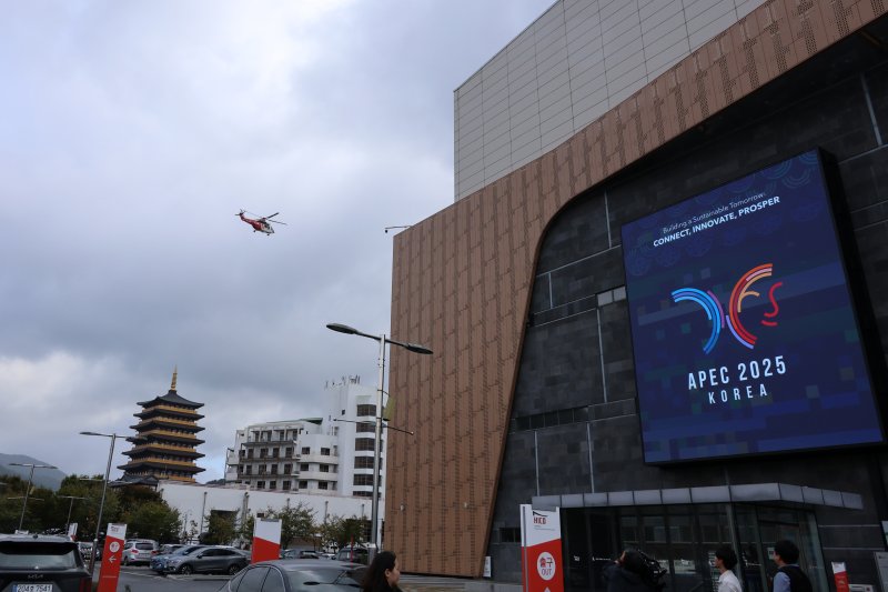 아시아태평양경제협력체(APEC) 정상회의를 앞두고 20일 경북 경주화백컨벤션센터 위로 소방헬기가 날아가고 있다. 연합뉴스