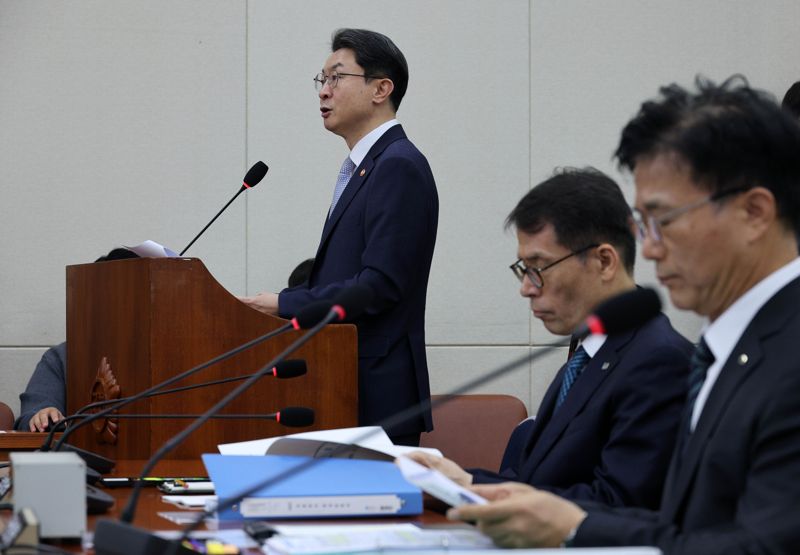 이억원 금융위원장이 20일 국회 정무위원회에서 열린 금융위원회 등에 대한 국정감사에서 업무보고를 하고 있다. 사진=박범준 기자