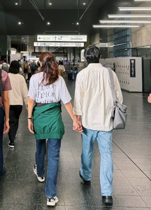 공효진♥케빈오, 일본서 손잡고 데이트…결혼 3주년에도 애정 가득