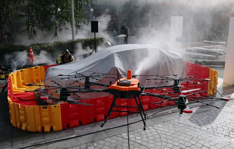 20일 오후 서울 강남구 코엑스에서 열린 '2025 강남구 안전한국훈련'에서 소방대원과 소방드론이 이동식 소화수조에 물을 채워 전기차 화재를 진압하고 있다. 2025.10.20/뉴스1 ⓒ News1 구윤성 기자