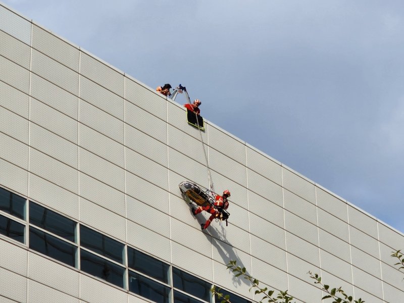 20일 서울 강남구 코엑스 건물 외벽을 타고 소방 대원이 '수직 하강 구조법'을 시연하고 있다. 2025.10.20/ⓒ 뉴스1 권진영 기자