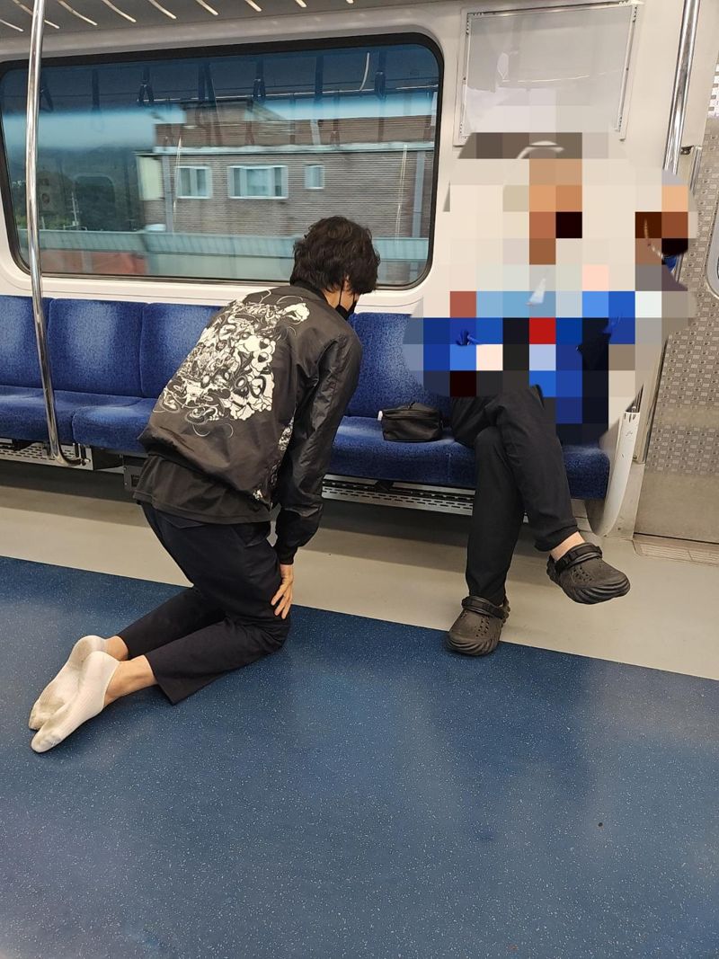 지하철 노상방뇨남, 갑자기 무릎 꿇고 사과하더니... 황당