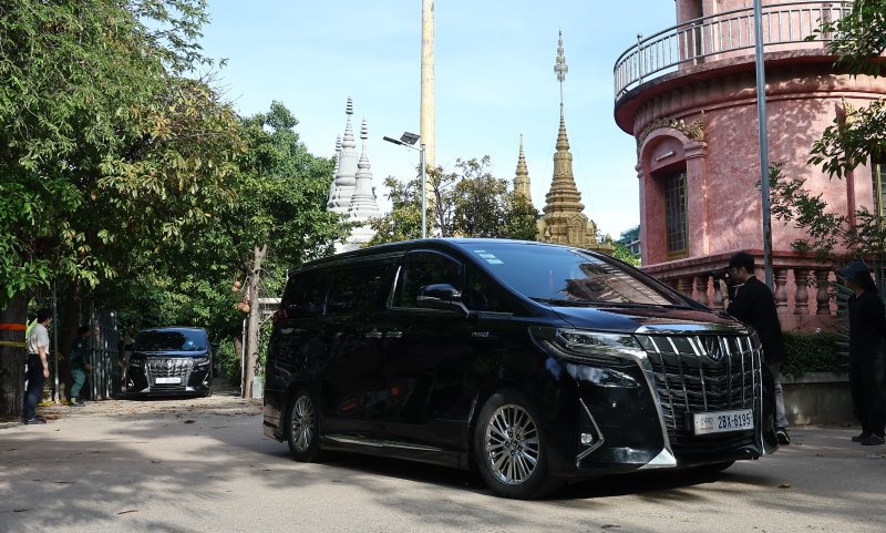 국립과학수사연구원 부검의, 담당 수사관 등이 탑승한 차량이 20일(현지시간) 캄보디아 프놈펜 턱틀라사원에서 지난 8월 보코산 지역의 온라인스캠범죄단지에 감금돼 고문 끝에 숨진 대학생 박모씨의 시신을 부검과 화장을 마치고 사원을 나서고 있다. 2025.10.20/뉴스1