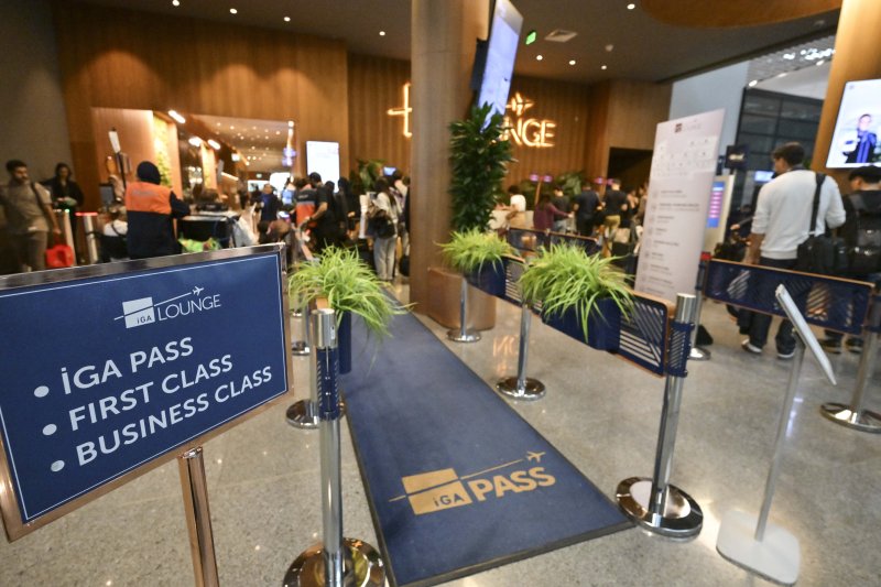 iGA PASS 사용자들이 지난 17일(현지시간) 튀르키예 이스탄불공항 iGA라운지 전용 출입구를 이용하고 있다.