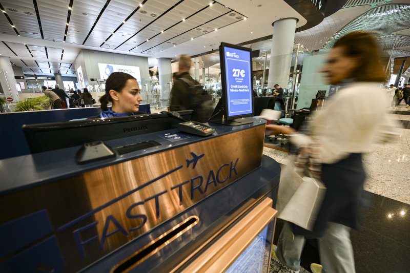 튀르키예 이스탄불공항을 이용하는 여행객이 iGA PASS 패스트트랙 서비스를 이용해 보안검색대로 들어서고 있다. 사진=공항사진기자단