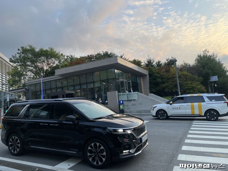 20일 오후 경기 용인시 기흥구 삼성전자인재개발원 입구에 차들이 쉴 새 없이 이동하고 있다. 사진=권준호 기자