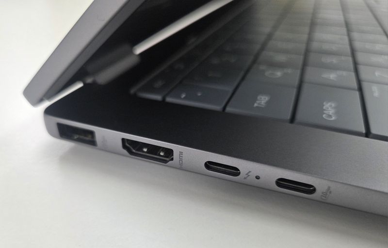 HP 옴니북 X 플립 14 왼쪽 측면. 사진=구자윤 기자