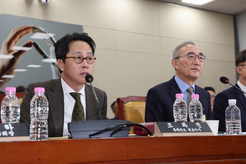 [서울=뉴시스] 김명년 기자 = 조좌진 롯데카드 대표가 지난달 24일 오전 서울 여의도 국회 과학기술정보방송통신위원회 전체회의에서 열린 대규모 해킹 사고(통신·금융) 관련 청문회에서 답변하고 있다. 2025.09.24. kmn@newsis.com