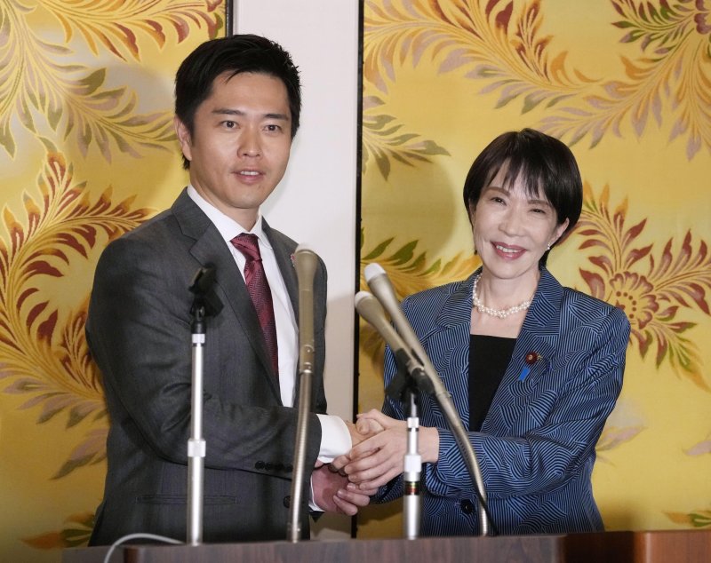 일본 자민당 다카이치 사나에(오른쪽) 총재와 일본유신회 요시무라 히로후미 대표가 지난 10월 20일 도쿄에서 연립정권 수립 합의서에 서명한 뒤 기자회견 하면서 악수하고 있다. 이로써 다카이치 총재는 지난 10월 21일 국회에서 총리 지명 선거를 통해 새 총리로 선출되고 자민-유신 자유연립정권이 발족하게 됐다. 사진=뉴시스화상