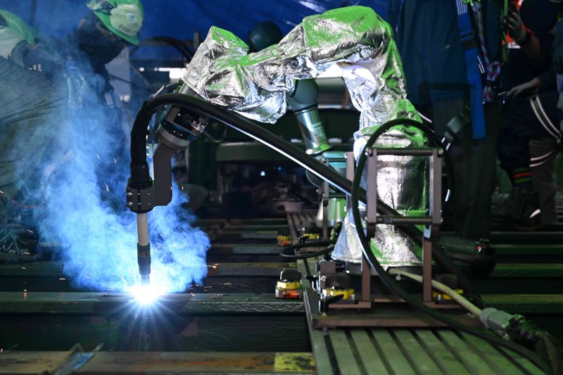 HD현대미포가 20일 건조 중인 선박 위에서 실시한 ‘협동로봇 및 최신 자동용접 기법 시연회’에서 협동로봇이 덱(Deck) 블록을 용접하고 있다. HD현대미포 제공