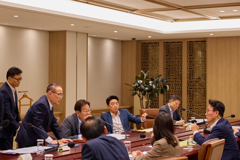 이재명 대통령이 지난 10일 서울 용산 대통령실에서 열린 국가안전보장회의(NSC) 전체회의에서 김민석 국무총리(오른쪽), 강훈식 대통령비서실장, 위성락 국가안보실장과 대화하고 있다. (이재명 대통령 SNS. 재판매 및 DB 금지) 2025.7.11/뉴스1 ⓒ News1 허경 기자