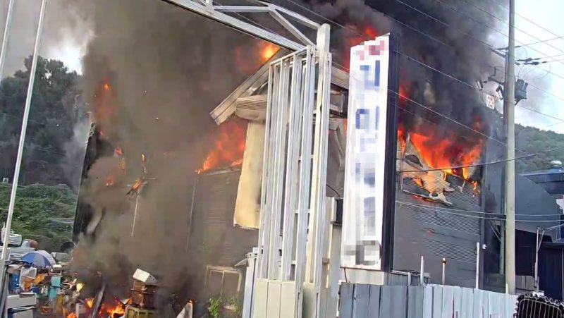 [화성=뉴시스] 21일 오전 7시32분께 경기 화성시 서신면의 한 자원순환시설에 불이 났다. (사진=경기도소방재난본부 제공) 2025.10.21. photo@newsis.com *재판매 및 DB 금지