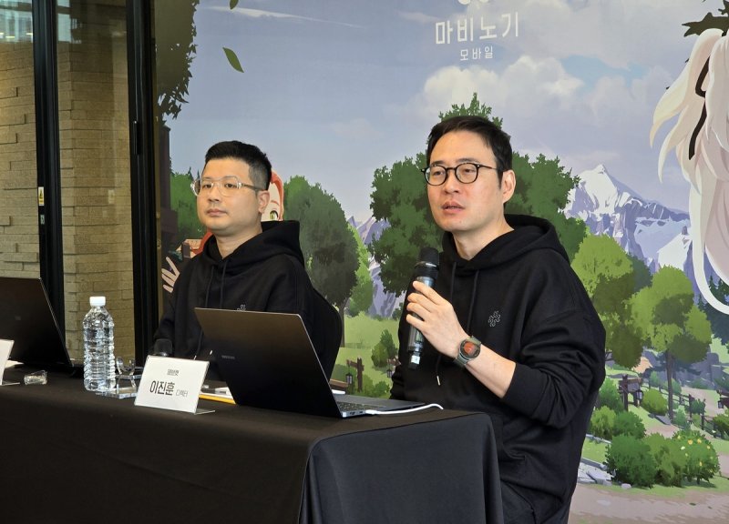 질문 답하는 이진훈 디렉터 (출처=연합뉴스)