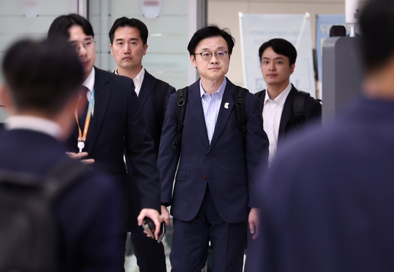 한미 관세협상 후속 논의를 마친 김정관 산업통상부 장관이 20일 인천국제공항 제2여객터미널을 통해 귀국하고 있다. 2025.10.20/뉴스1 ⓒ News1 김성진 기자