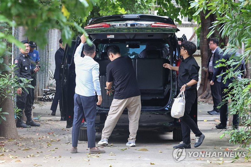 캄보디아 피살 대학생 부검 참석하는 한국 부검의와 수사관들 (출처=연합뉴스)