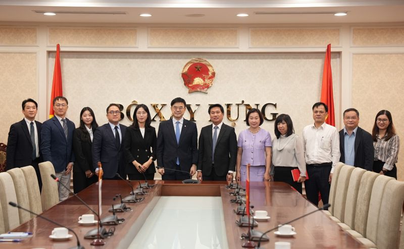 이상경 국토교통부 1차관(왼쪽 여섯번째), 응우옌 즈엉 반 베트남 건설부 차관(오른쪽 여섯번째)과 양국 관계자들이 기념사진을 촬영하고 있다. 베트남 건설부 제공
