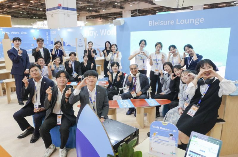 지난 15~17일 싱가포르 마리나베이 샌즈 컨벤션센터에서 열린 ‘ITB 아시아 2025’ 부산 라운지에서 부산 대표단으로 참여한 부산시 및 부산관광공사 임직원들이 함께 기념촬영하고 있다. 부산시 제공