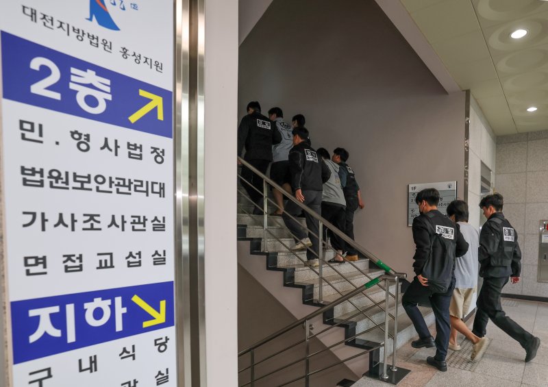 캄보디아 송환 피의자들이 20일 충남 홍성 대전지법 홍성지원에서 구속 전 피의자심문(영장실질심사)을 받기 위해 법정에 들어서고 있다. 2025.10.20/뉴스1 ⓒ News1 김기태 기자