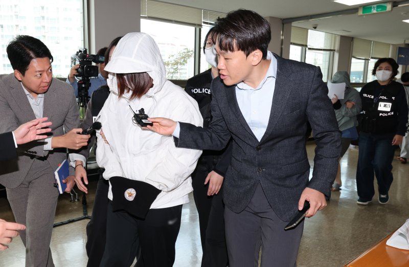 캄보디아 송환 피의자들이 20일 충남 홍성 대전지법 홍성지원에서 구속 전 피의자심문(영장실질심사)을 받기 위해 법정으로 들어서고 있다. 2025.10.20/뉴스1 ⓒ News1 김기태 기자