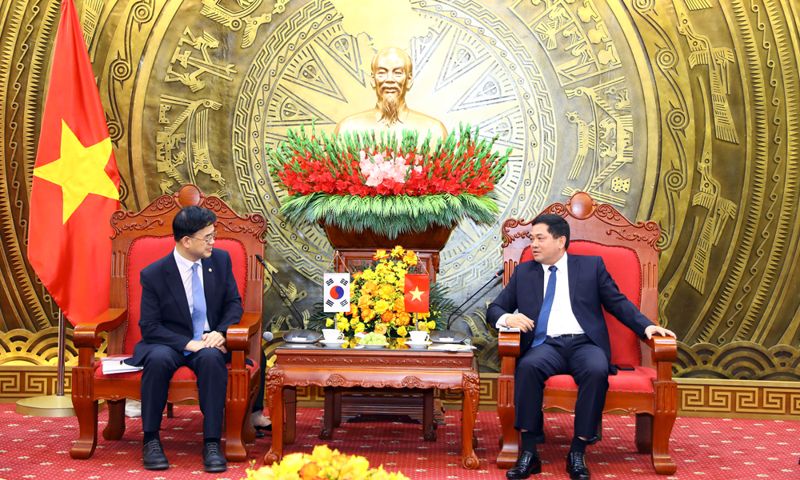 이상경 국토교통부 1차관(왼쪽)이 응우옌 홍 타이 박닌성 당서기와 동남 신도시 사업에 대해 논의하고 있다. 박닌성 제공