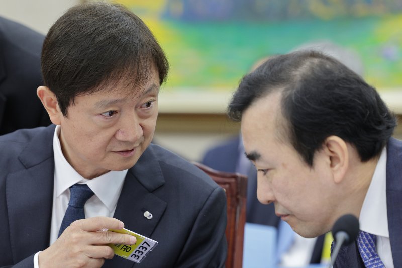 이찬진 금융감독원장(왼쪽)과 이세훈 수석부원장이 21일 서울 여의도 국회 정무위원회에서 열린 금융감독원 등에 대한 국정감사에서 대화하고 있다. 사진=뉴스1