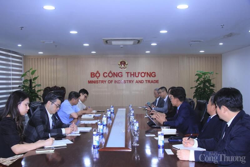 두산에너빌리티 대표단(오른쪽)이 베트남 산업무역부 대표단과 에너지 분야 협력에 대해 논의하고 있다. 베트남 산업무역부 제공