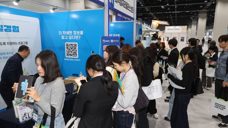 2025 민관합동 상생협력 채용박람회가 고용노동부와 한국경제인협회, 동반성장위원회 공동 주최로 21일 서울 강서구 코엑스 마곡에서 열려 구직자들이 면접을 위해 부스를 돌아보고 있다. 사진=서동일 기자