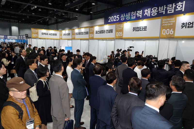 2025 민관합동 상생협력 채용박람회가 고용노동부와 한국경제인협회, 동반성장위원회 공동 주최로 21일 서울 강서구 코엑스 마곡에서 열려 구직자들이 면접을 위해 부스를 돌아보고 있다. 사진=서동일 기자