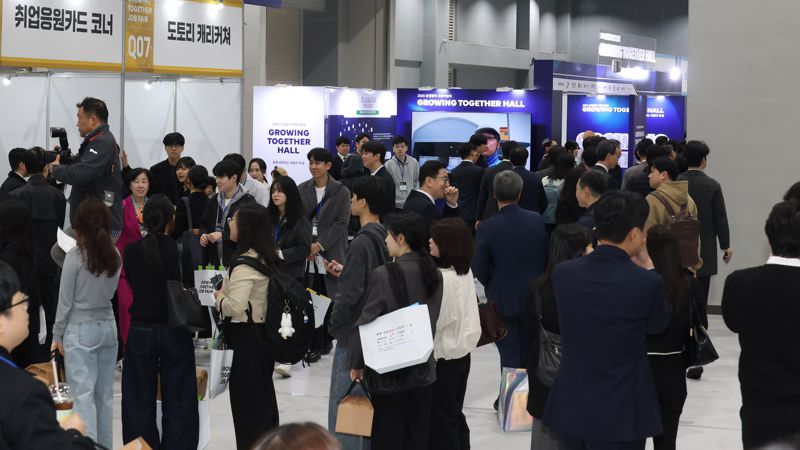 2025 민관합동 상생협력 채용박람회가 고용노동부와 한국경제인협회, 동반성장위원회 공동 주최로 21일 서울 강서구 코엑스 마곡에서 열려 구직자들이 면접을 위해 부스를 돌아보고 있다. 사진=서동일 기자