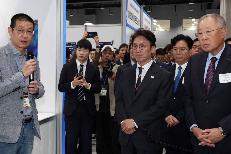 김민석 국무총리(앞줄 오른쪽 두번째)가 21일 서울 강서구 코엑스 마곡에서 열린 2025 민관합동 상생협력 채용박람회에 참석, 류진 한국경제인협회 회장(오른쪽 첫번째)과 부스를 둘러보고 있다. 뉴시스