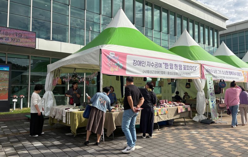 [횡성=뉴시스] 장애인문화예술축제 자수공예 작품 등 전시. (사진=횡성군 제공) 2025.10.21. photo@newsis.com *재판매 및 DB 금지