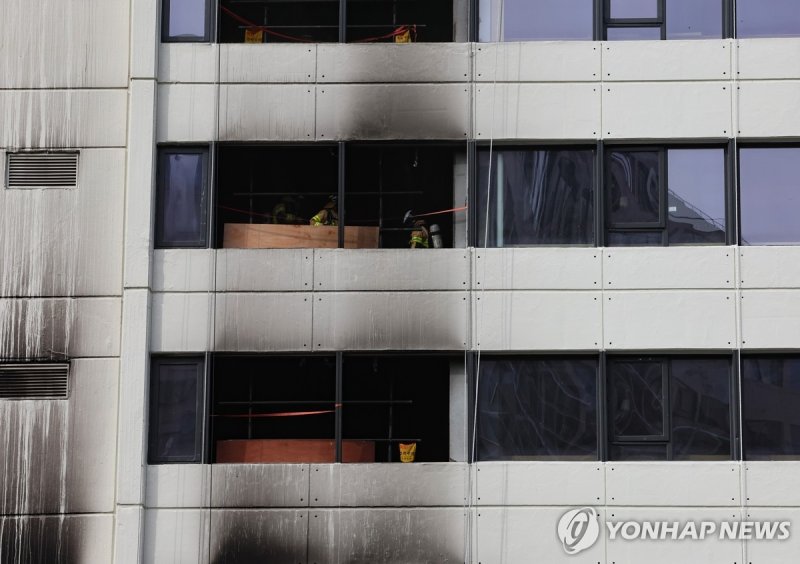 검게 그을린 건물 (출처=연합뉴스)