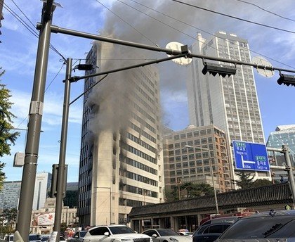 서울광장 인근 서울센터빌딩 화재 (출처=연합뉴스)