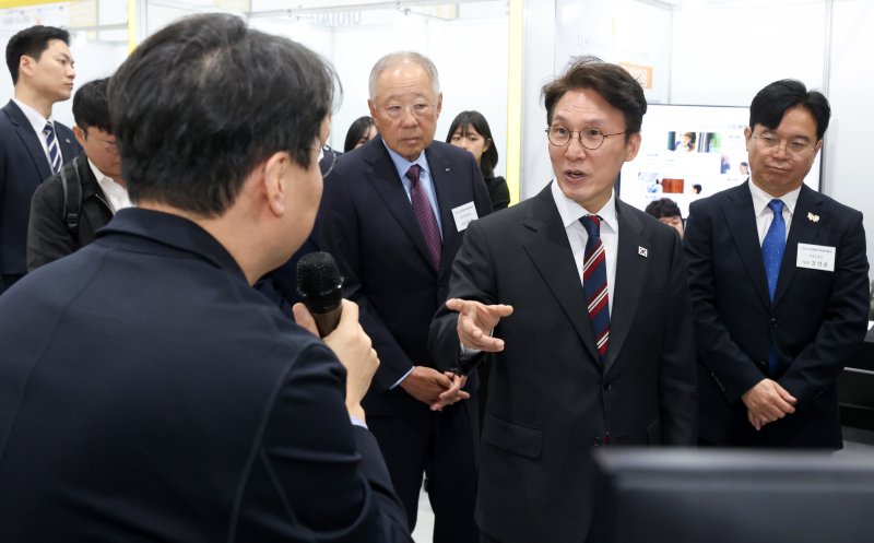 김민석 국무총리(오른쪽 두번째) 김영훈 고용노동부 장관(맨 오른쪽), 류진 한국경제인협회 회장(오른쪽 세번째)이 21일 오전 서울 강서구 코엑스 마곡에서 열린 민관합동 상생협력 채용박람회에서 부스를 둘러보고 있다. 뉴스1