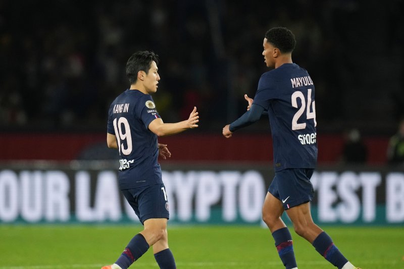 [파리=AP/뉴시스] 파리 생제르맹(PSG)의 이강인(왼쪽)이 17일(현지 시간) 프랑스 파리 파르크 데 프랭스에서 열린 2025-26 리그앙 8라운드 스트라스부르와의 경기 후반 34분 동점 골을 넣은 세니 마율루와 자축하고 있다. 이강인은 풀타임을 소화하며 동점 골에 기여했고 PSG는 3-3 무승부를 기록했다. 2025.10.18.